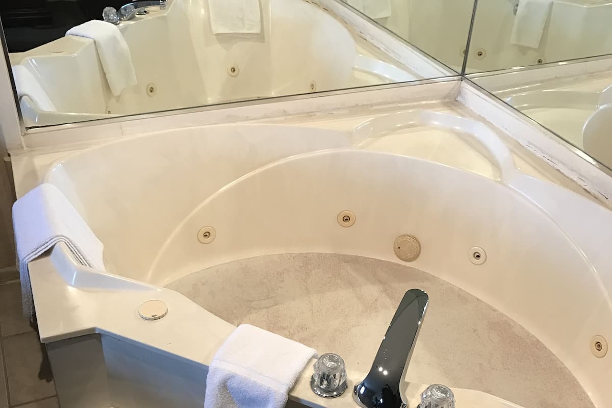 Deluxe Suite, 1 Bedroom, Jetted Tub | Blackout drapes, free WiFi, bed sheets