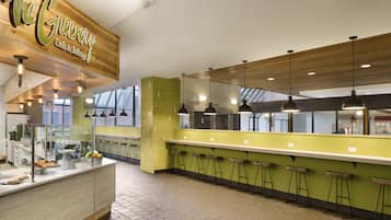 2 restaurantes; se sirven desayunos, almuerzos y cenas
