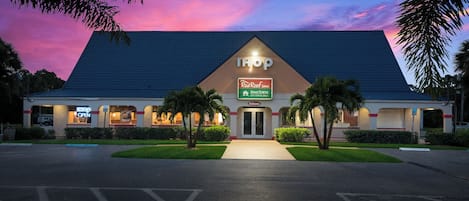 Un hotel con un letrero que dice 'Shop', un letrero que dice 'Welcome' y un letrero que dice 'Home Towne Studios'.