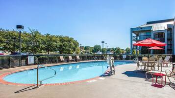 Piscine extérieure (ouverte en saison)