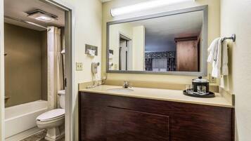 Un baño con inodoro, lavabo y espejo.