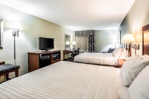 Standardzimmer, 2 Doppelbetten, Nichtraucher | Schreibtisch, Verdunkelungsvorhänge, Bügeleisen/Bügelbrett