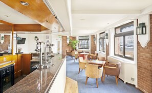 2 bars/lounges, pub