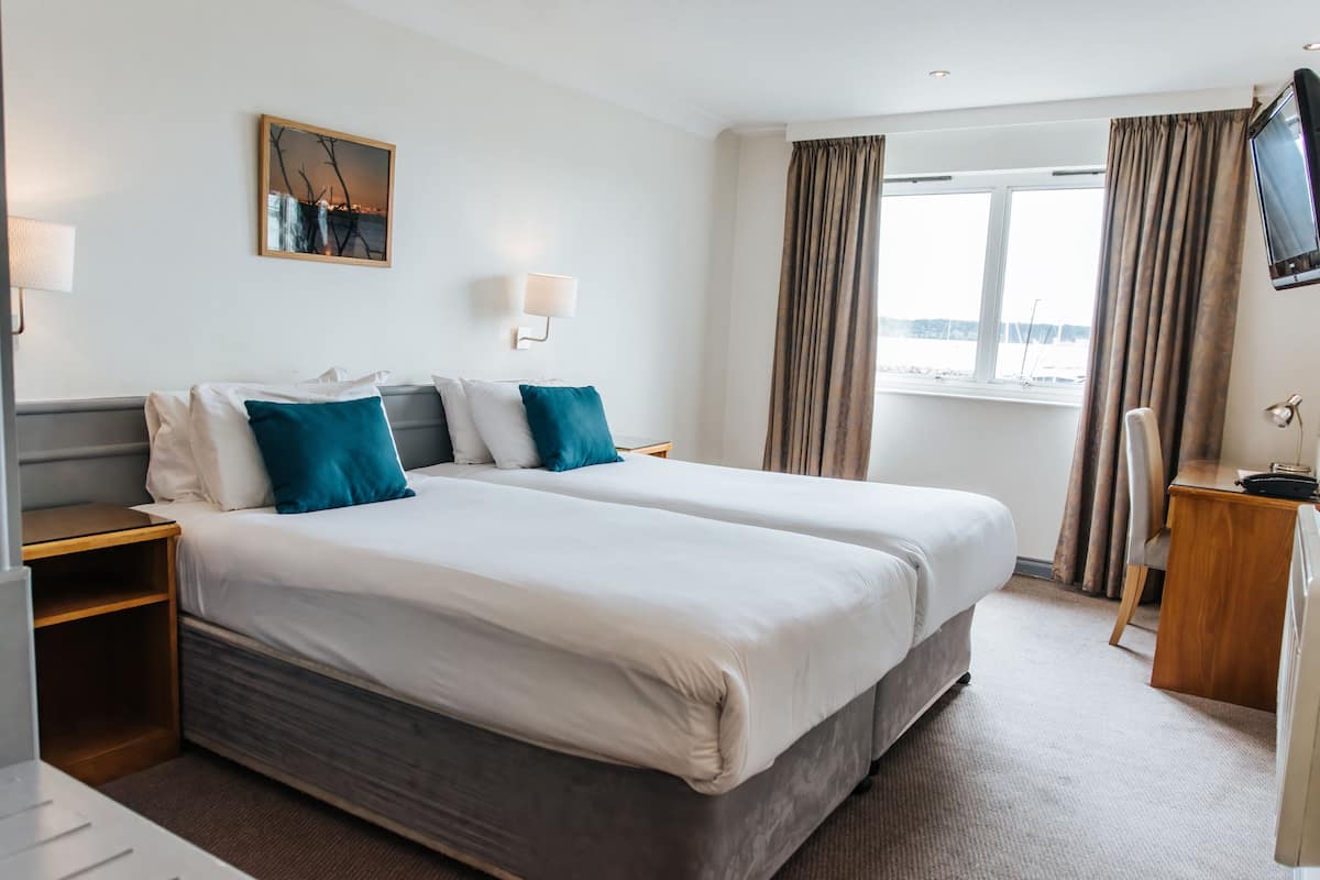 Standard Twin Room, 2 Single Beds, Harbour View | Desk, laptop workspace, iron/ironing board, free cots/infant beds