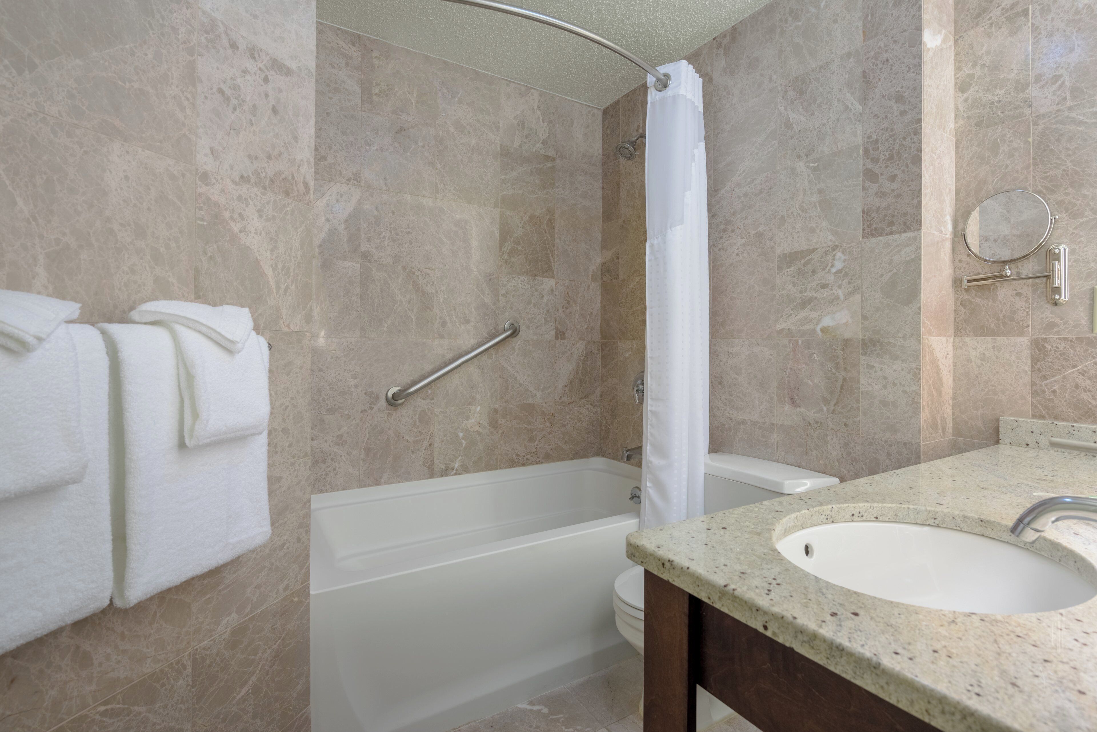 Une salle de bain avec une baignoire, des toilettes et un lavabo.