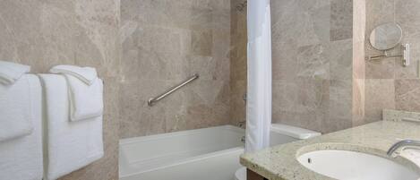 Une salle de bain avec une baignoire, des toilettes et un lavabo.