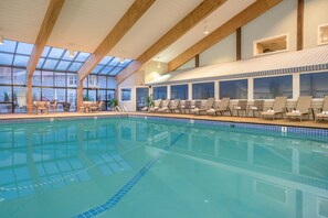 Piscina interna, piscina externa, espreguiçadeiras