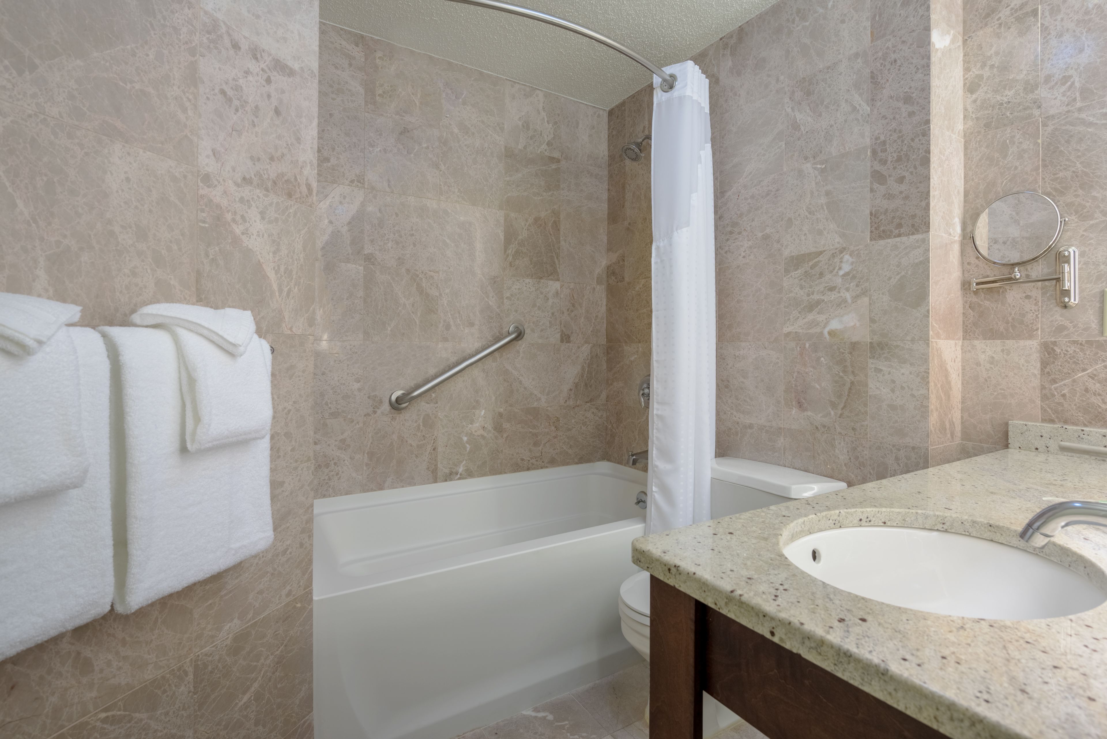 Un baño con bañera, inodoro y lavamanos.