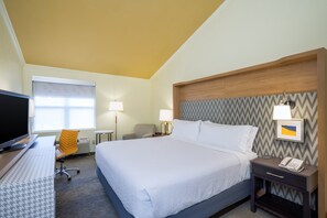 Hypo-allergenic bedding, in-room safe, blackout drapes - Holiday Inn Hyannis by IHG (Hyannis)