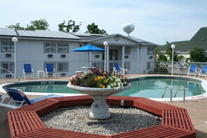 Outdoor pool - Baymont by Wyndham Osage Beach (Osage Beach)