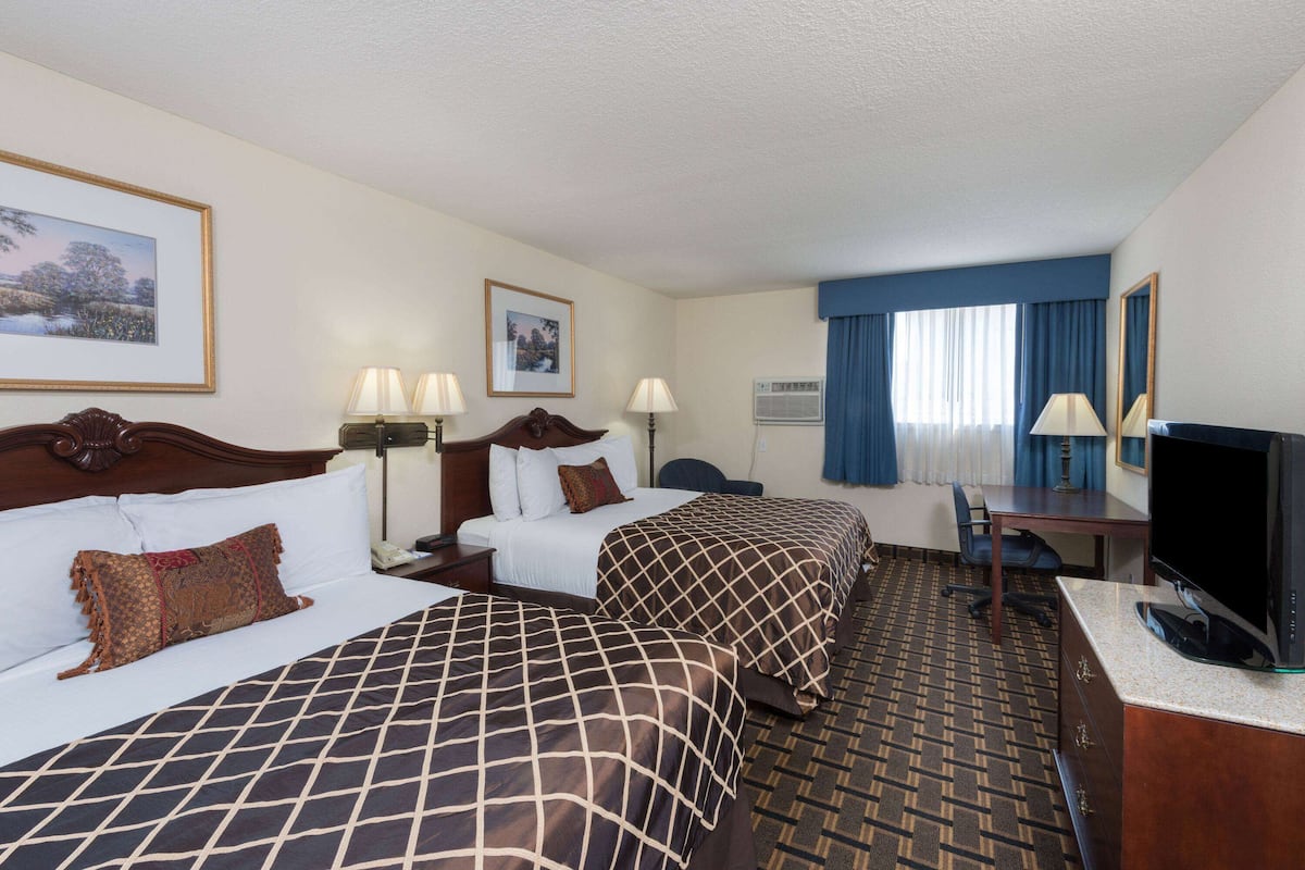 Pillowtop beds, in-room safe, desk, laptop workspace