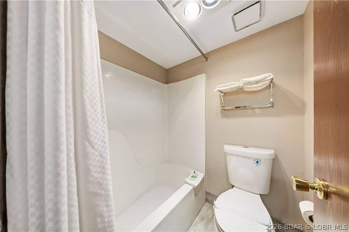 Combined shower/bathtub, free toiletries, hair dryer, towels