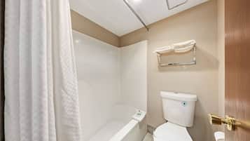 Combined shower/tub, free toiletries, hair dryer, towels