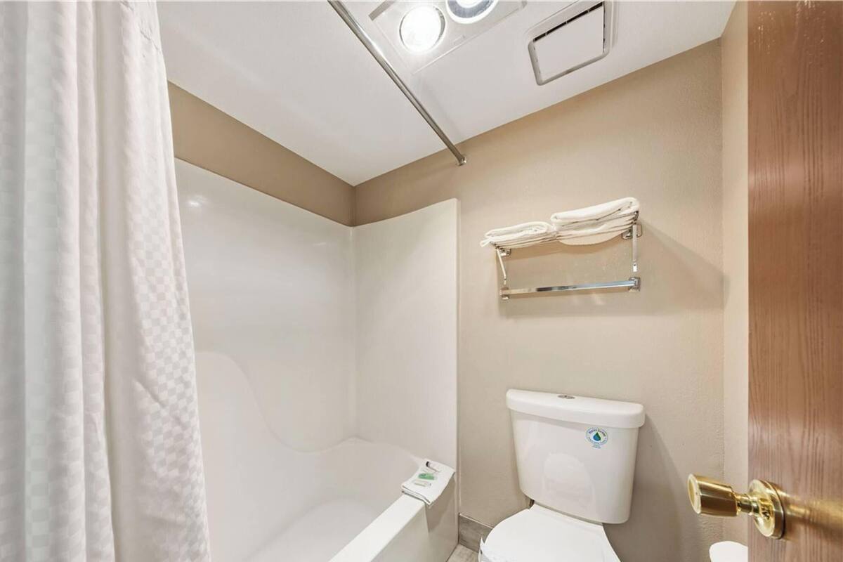 Ensemble douche/baignoire, articles de toilette gratuits, sèche-cheveux