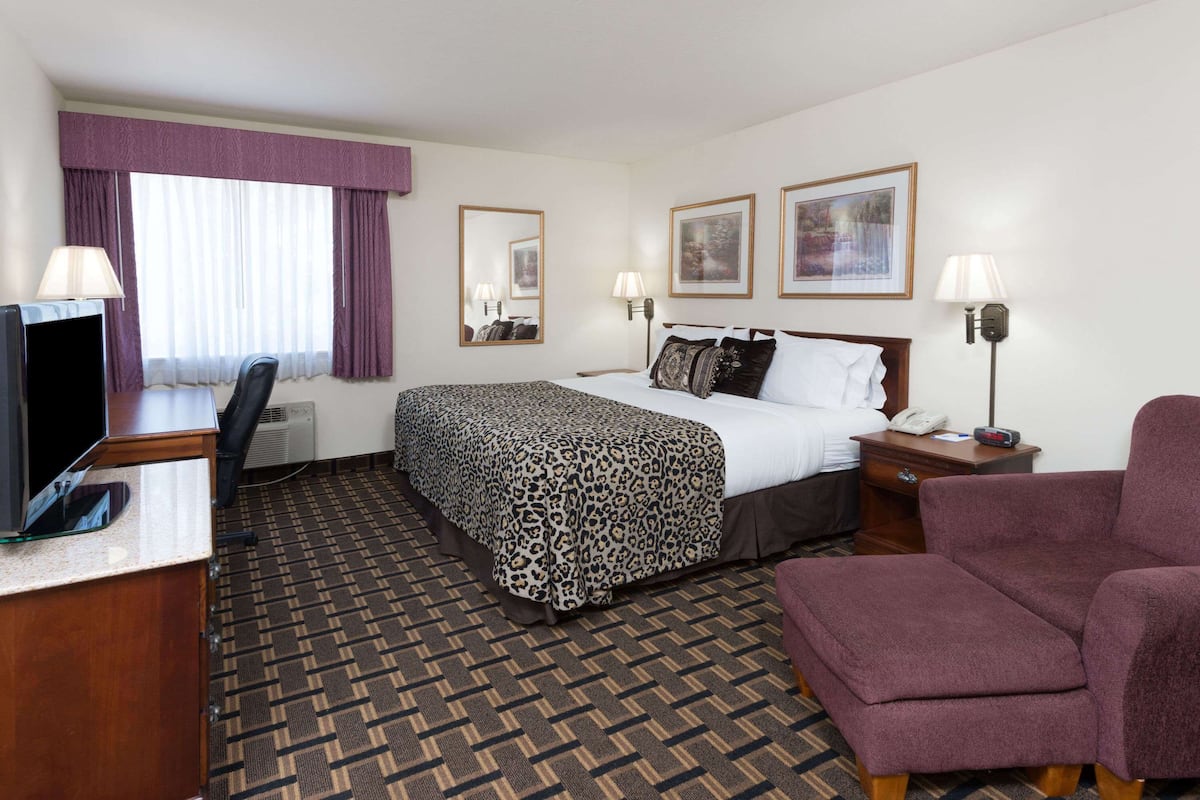 Deluxe Room, 1 King Bed, Non Smoking | Pillowtop beds, in-room safe, desk, laptop workspace