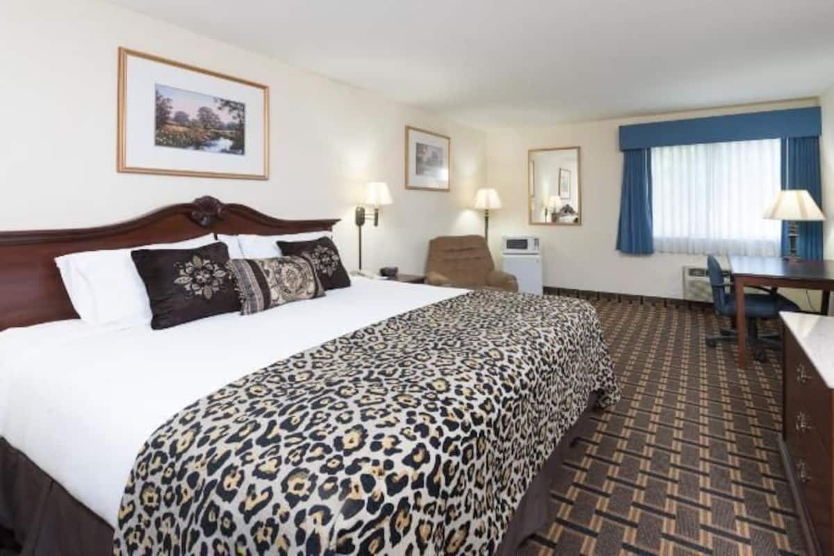 Pillowtop beds, in-room safe, desk, laptop workspace