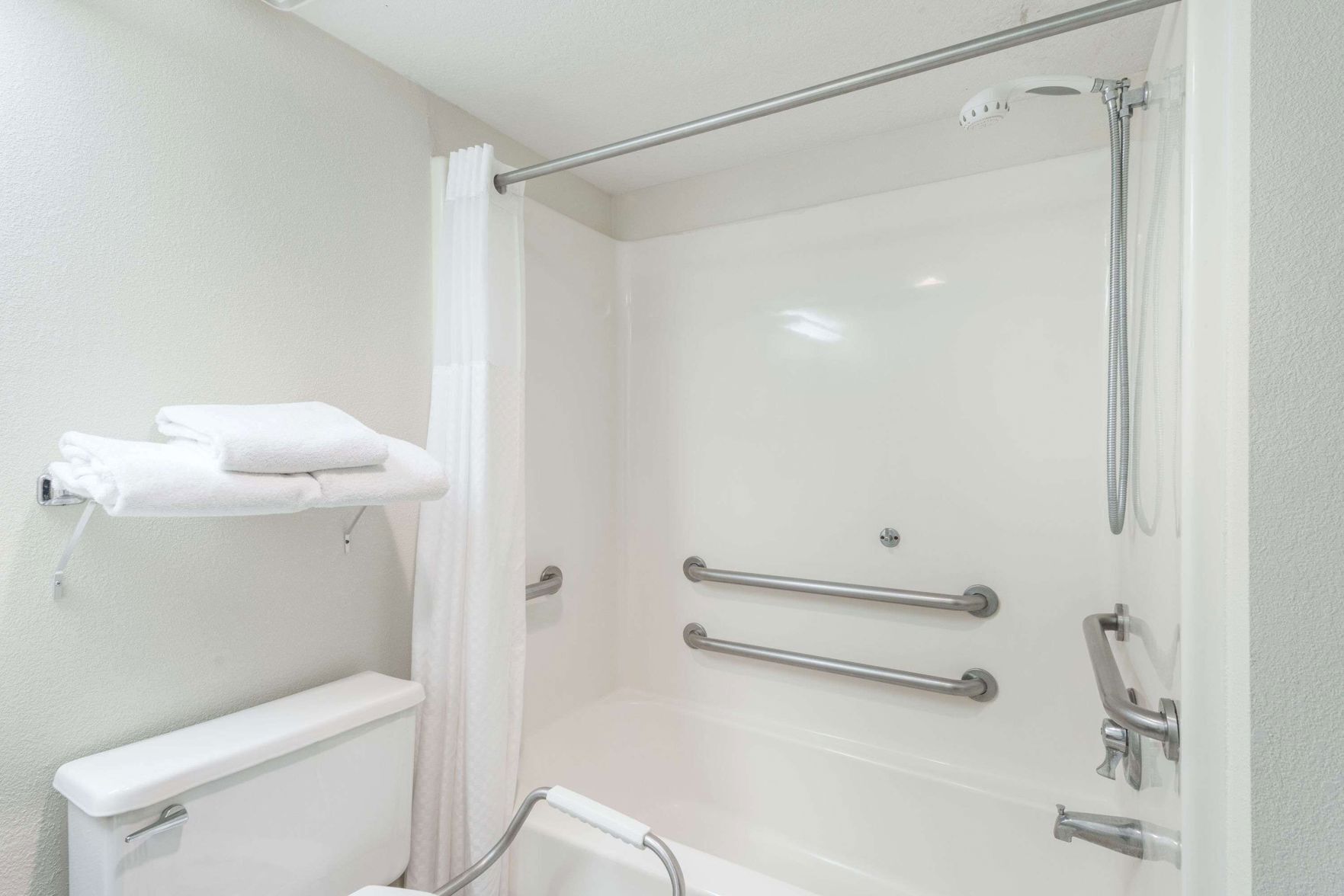 Baño | Ducha y bañera combinadas y artículos de higiene personal gratuitos