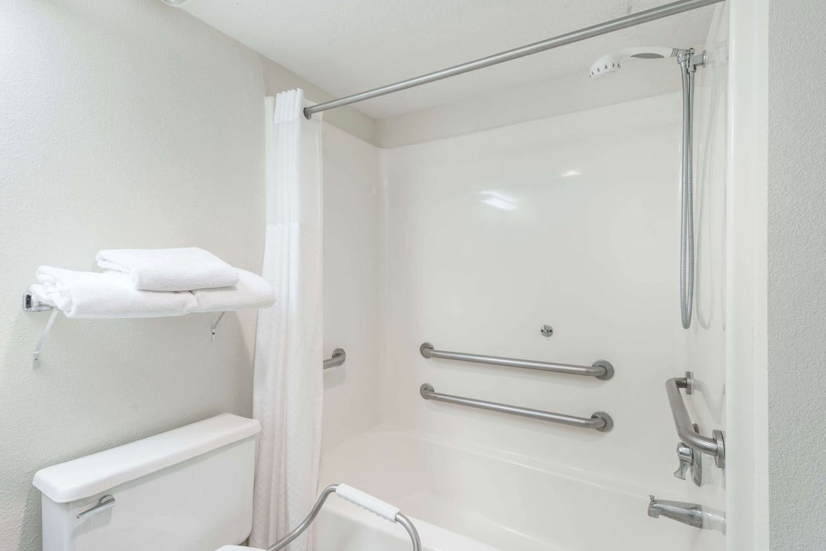 Bathroom | Combined shower/tub, free toiletries, hair dryer, towels