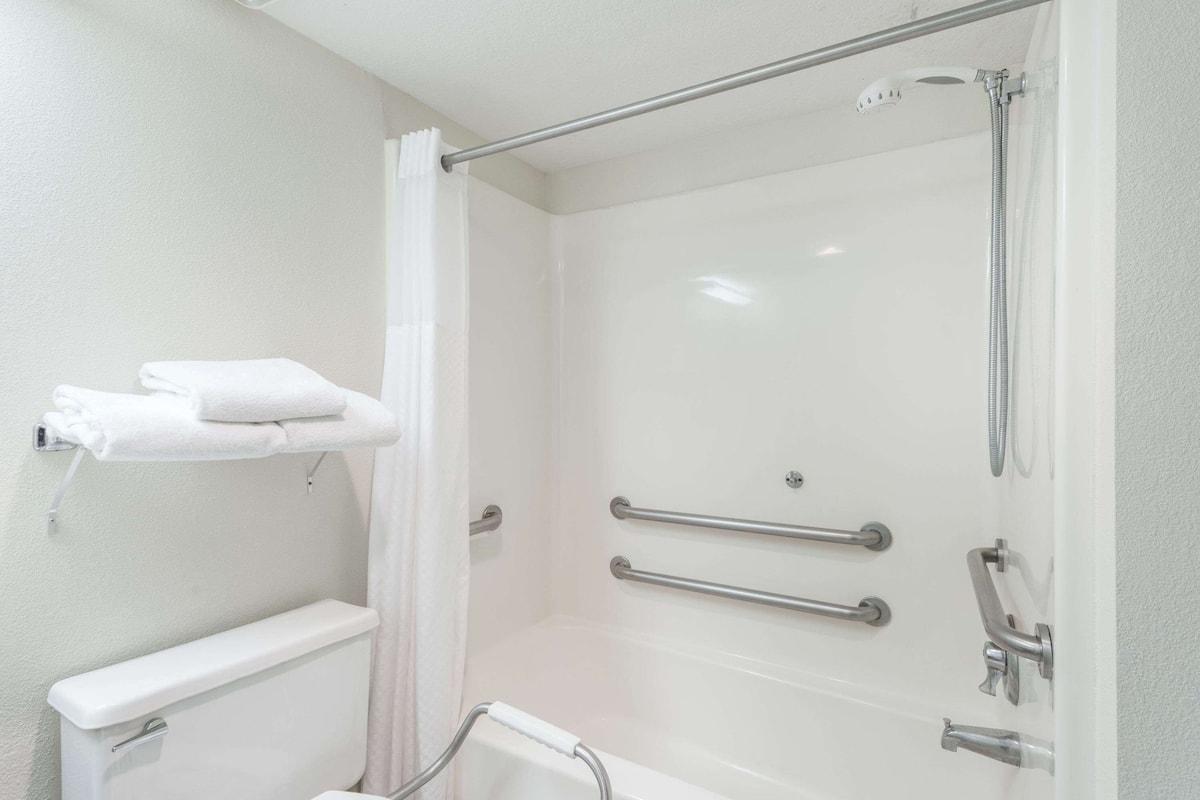 Combined shower/tub, free toiletries, hair dryer, towels