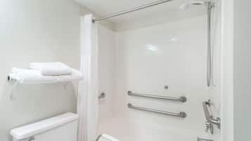 Combined shower/tub, free toiletries, hair dryer, towels