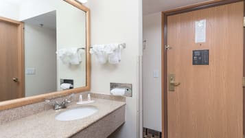 Combined shower/bathtub, free toiletries, hair dryer, towels