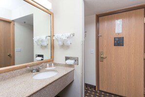 Kombinasi shower/bathtub dan perlengkapan mandi gratis