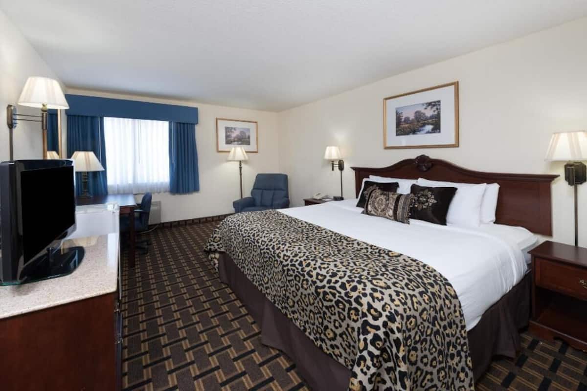 Pillowtop beds, in-room safe, desk, laptop workspace