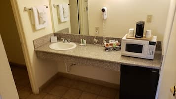 Combined shower/tub, free toiletries, hair dryer, towels