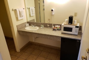 Combined shower/bathtub, free toiletries, hair dryer, towels