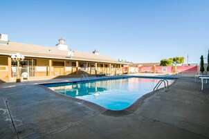 Una piscina al aire libre de temporada
