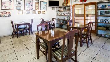 Sudah termasuk sarapan ala kontinental setiap hari