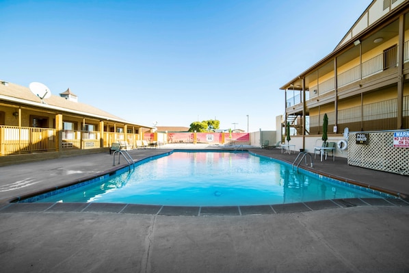 Piscine extérieure en saison