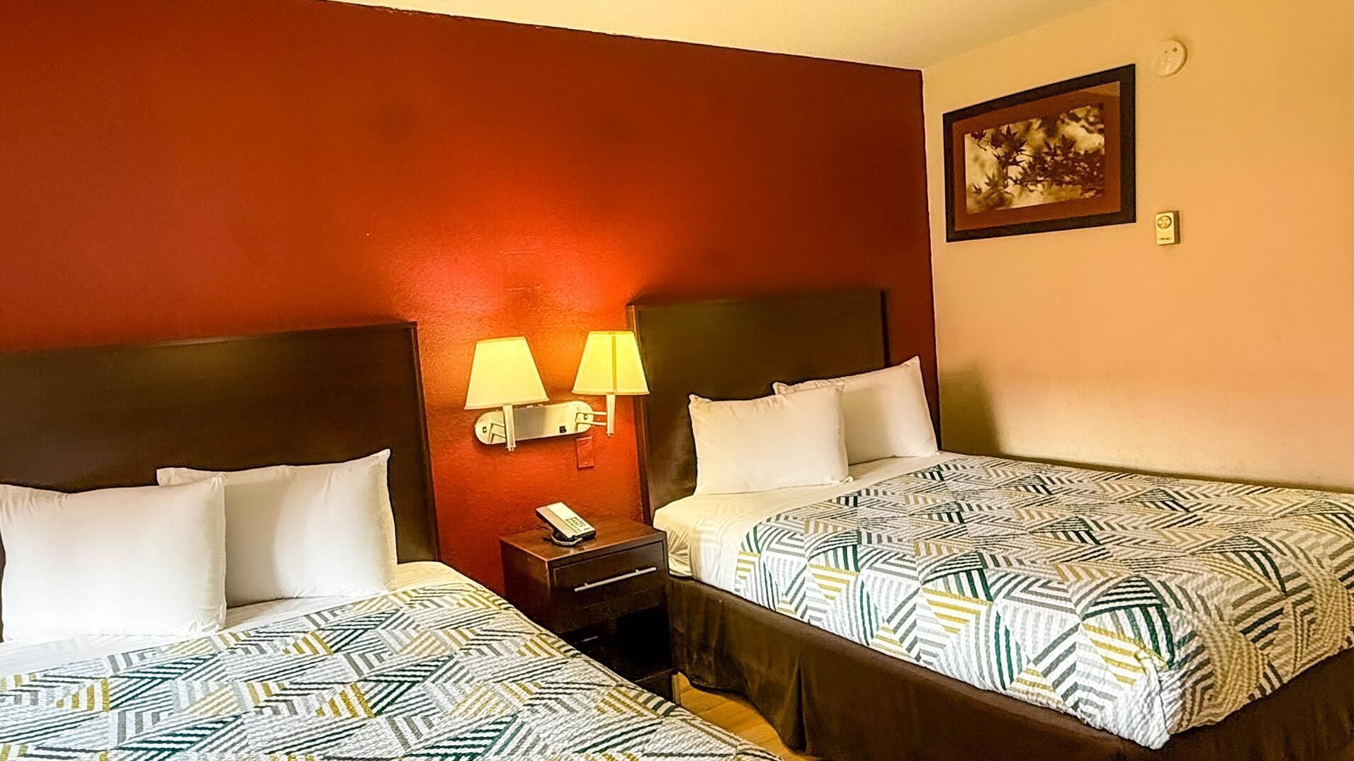 書桌、免費 Wi-Fi、床單