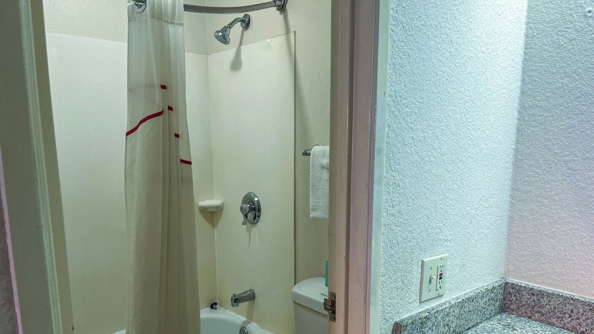 Un baño con ducha, inodoro y lavamanos.