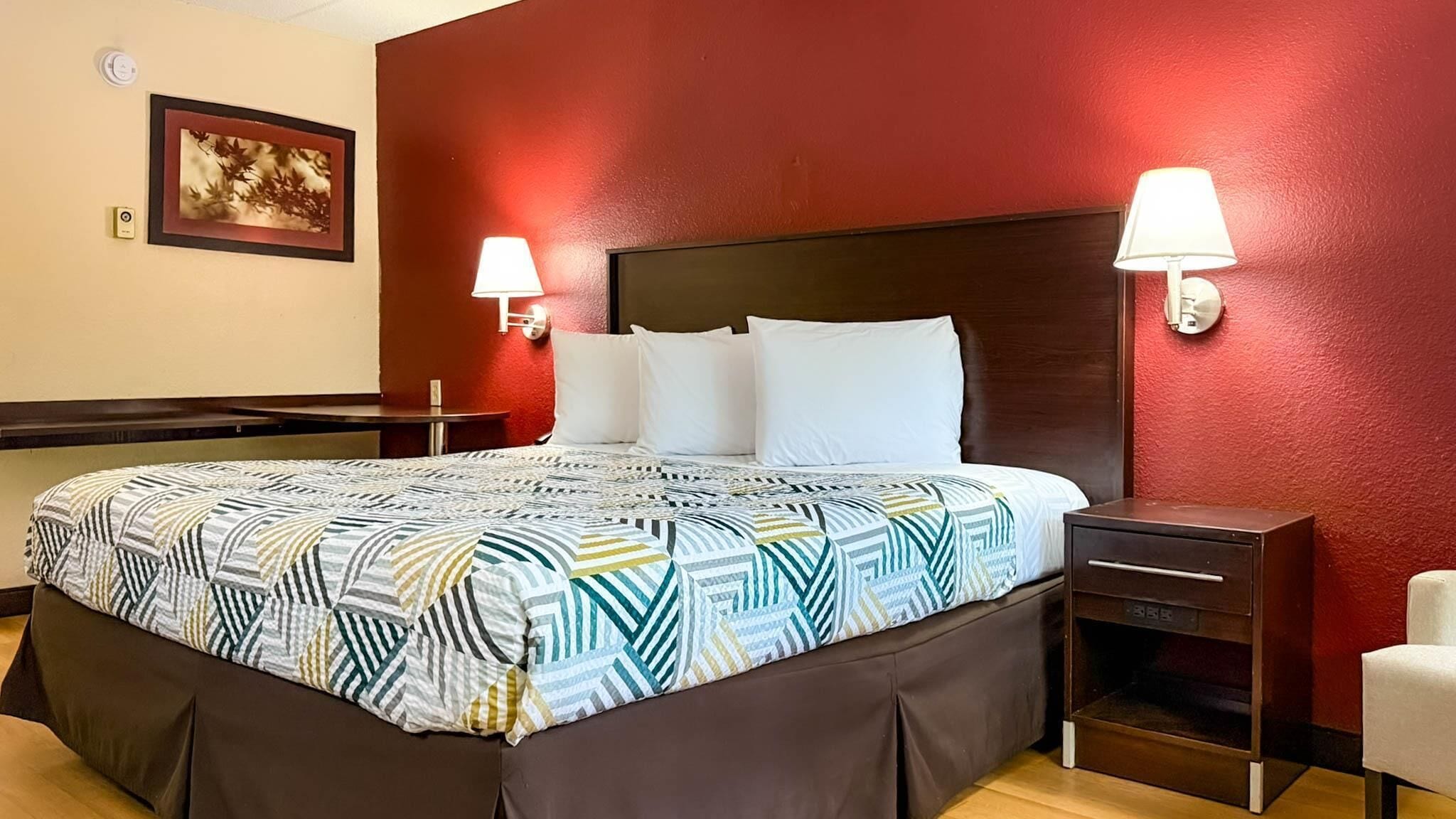 書桌、免費 Wi-Fi、床單