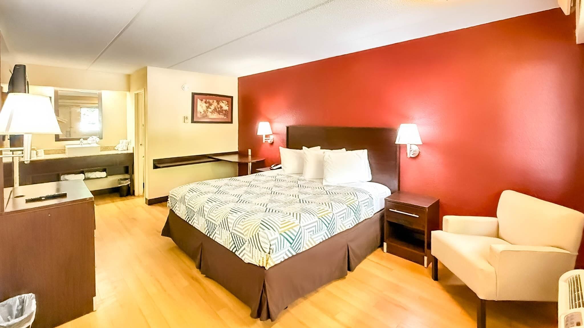 書桌、免費 Wi-Fi、床單