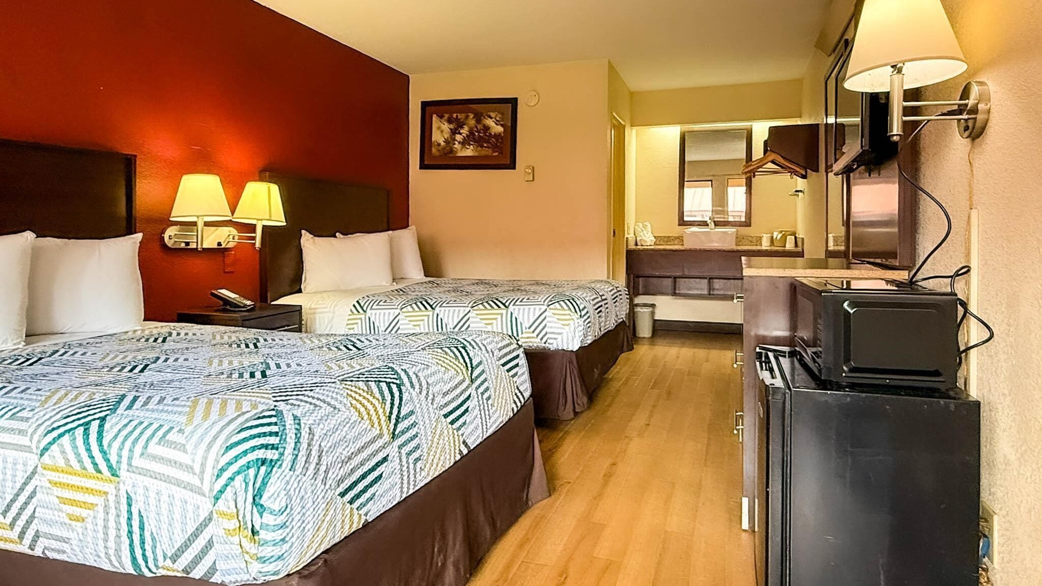 書桌、免費 Wi-Fi、床單