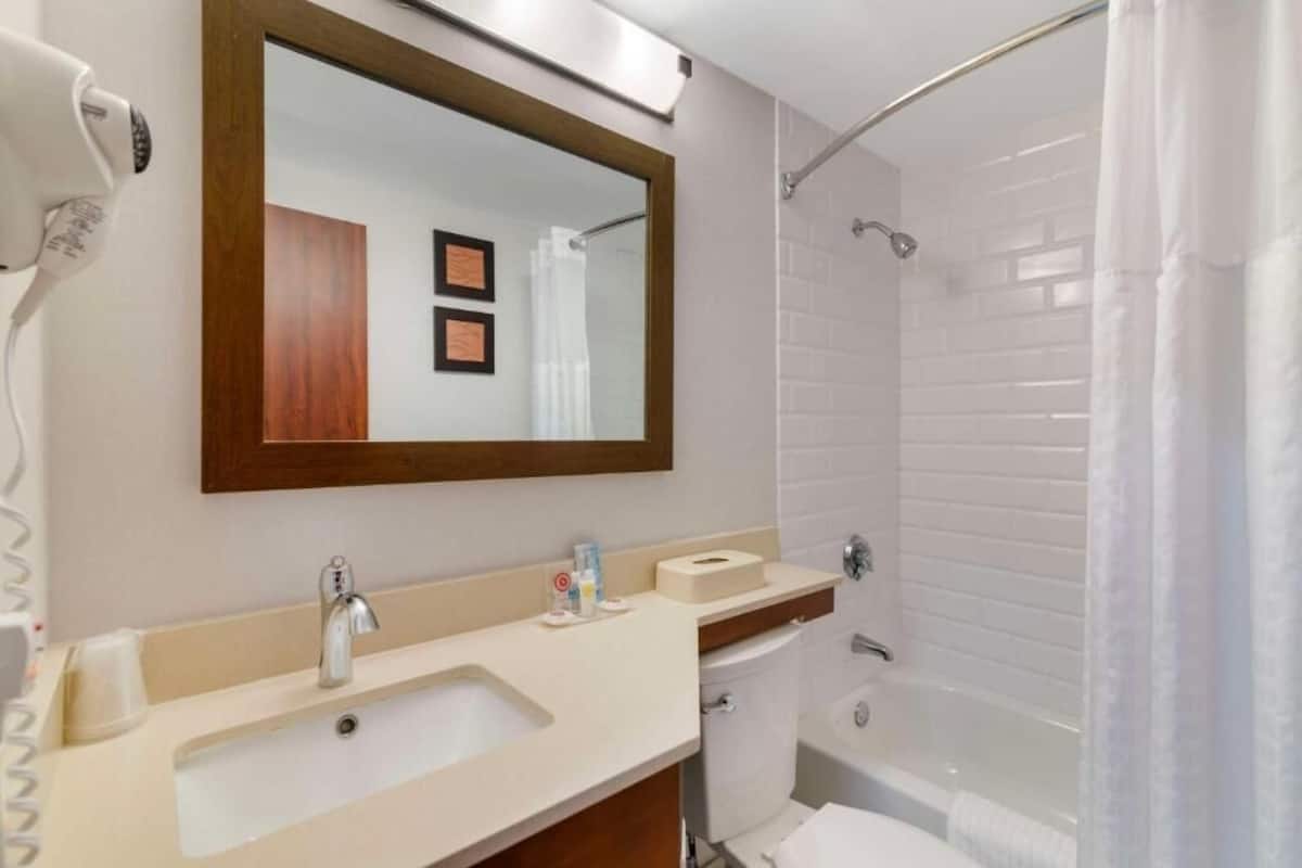 Suite, Multiple Beds, Non Smoking | Bathroom