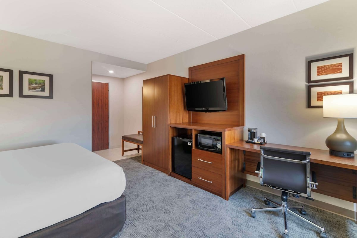 Standardzimmer, 1 King-Bett, Nichtraucher | Hochwertige Bettwaren, Betten mit Memory-Foam-Matratzen, Schreibtisch