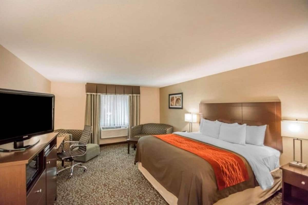 Premium bedding, pillowtop beds, desk, blackout drapes