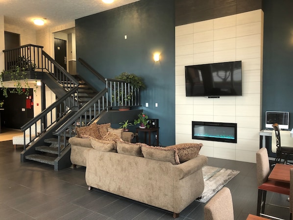 Lobby sitting area - Ramada by Wyndham Spokane Valley (Spokane Valley)