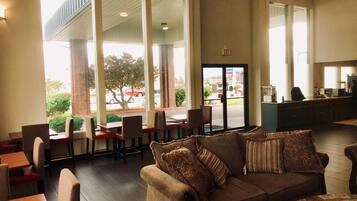 Coin salon dans le hall