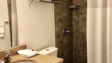 Ensemble douche/baignoire, articles de toilette gratuits, sèche-cheveux