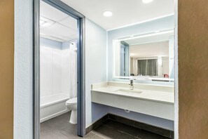 Habitación, 1 cama King size, para no fumadores | Baño | Tina con regadera, amenidades de baño gratuitas, secadora de cabello 