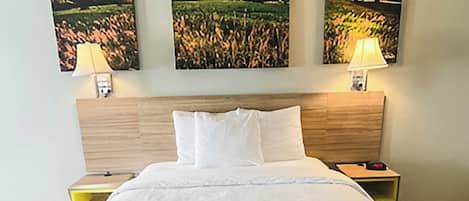 Roupas de cama premium, escrivaninha, cortinas blackout
