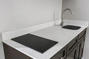 ห้องพัก, เตียงควีนไซส์ 1 เตียง, ปลอดบุหรี่ (Efficiency, 2nd Floor) | เครื่องนอนระดับพรีเมียม, โต๊ะทำงาน, ผ้าม่านกันแสง, เตารีด/โต๊ะรีดผ้า