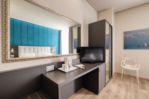 Ropa de cama de alta calidad, cubrecamas y minibar 