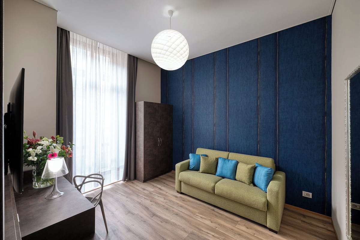 Kolmen hengen exclusive-huone | 1 makuuhuone, ylelliset vuodevaatteet, untuvapeitot, minibaari