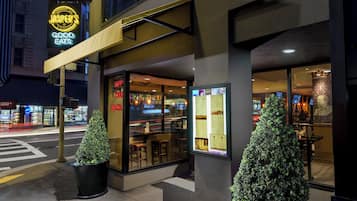 Se sirven desayunos, almuerzos y cenas; cocina americana