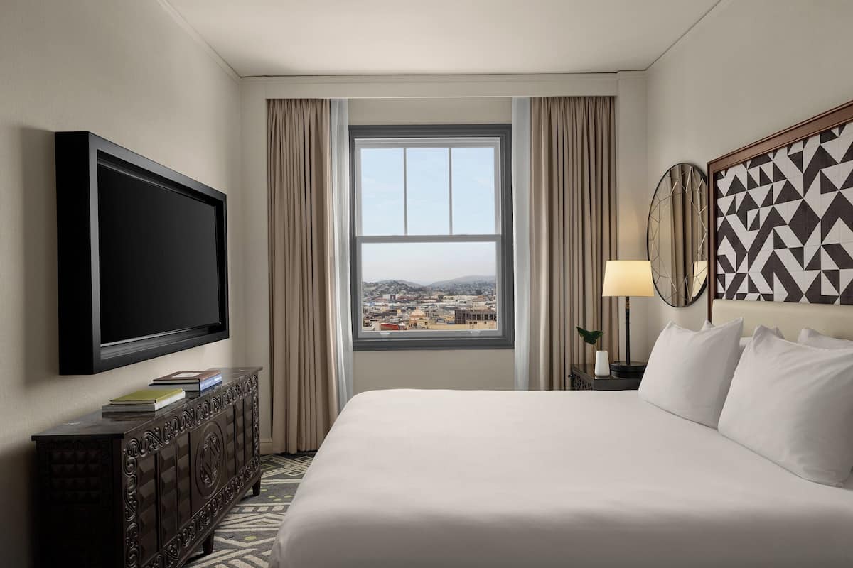 Standardzimmer, 1 Queen-Bett, Stadtblick | Allergikerbettwaren, Zimmersafe, Schreibtisch